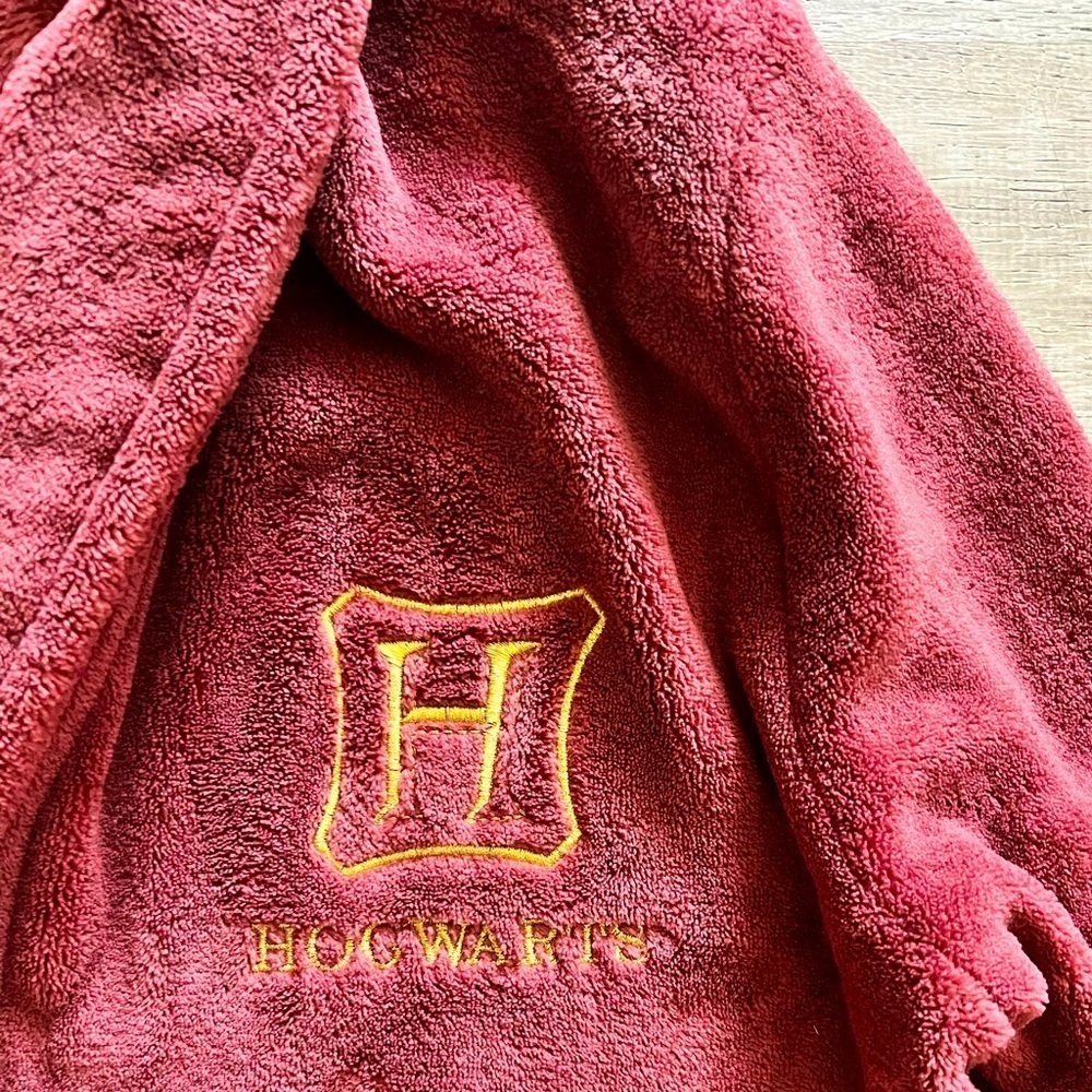 Pottery Barn Teen Gryffindor Burgundy Red plush Velour Robe One Size crest on no - Picture 5 of 5